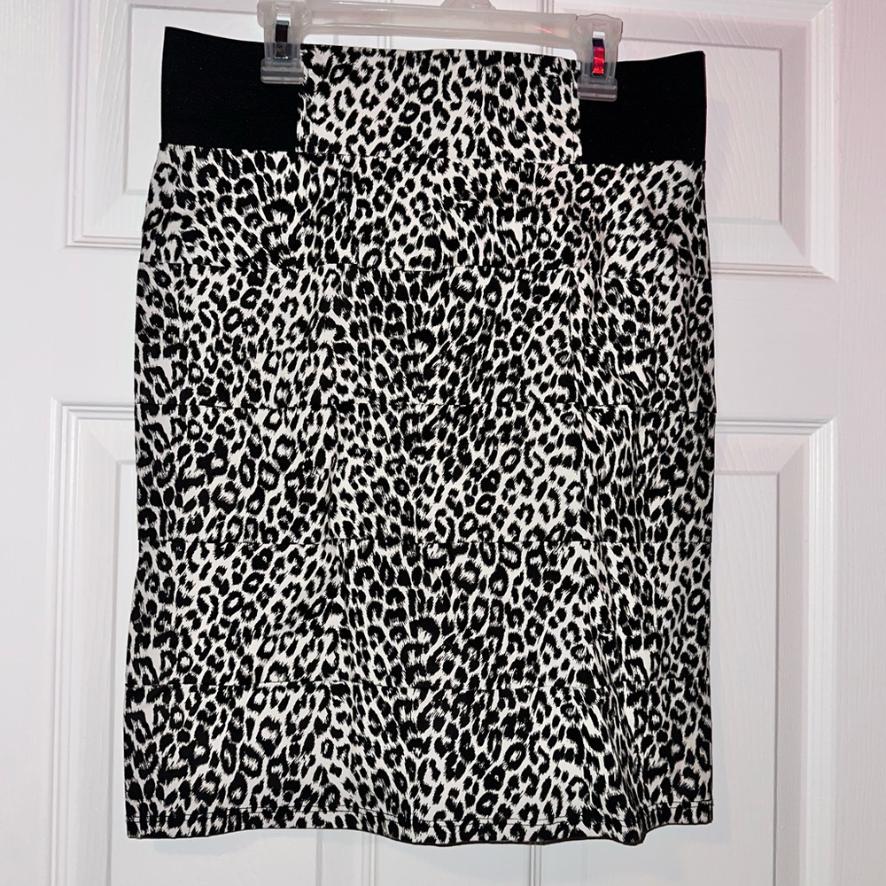 B/W leopard print mid skirt🖤